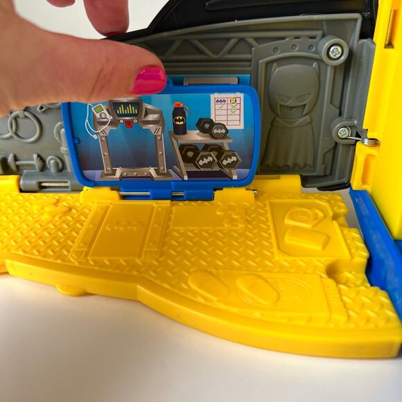 Fisher-Price DC Super Friends Batman and Batmobile 2020 with Police Figure 2016 - Picture 12 of 14